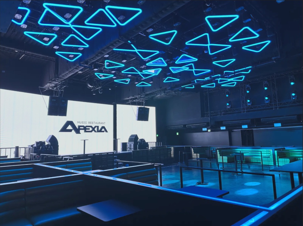 新宿APEXIA の店内ステージ（MUSIC RESTAURANT APEXIA）
